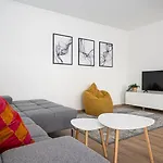Moderner In Seenaehe
