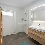 Moderner In Seenaehe Semesterbostad