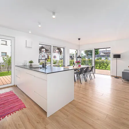 Moderner In Seenaehe