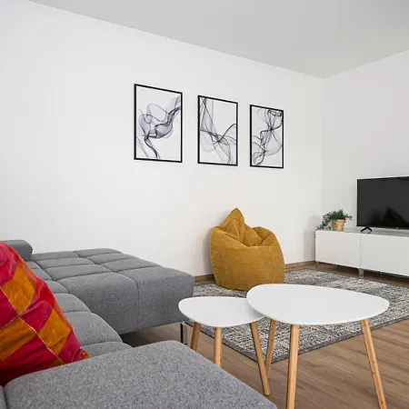 Moderner In Seenaehe