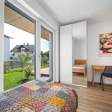 Moderner In Seenaehe *