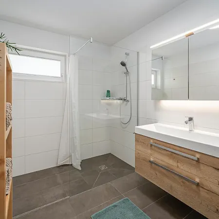 Moderner In Seenaehe Tatil Evi