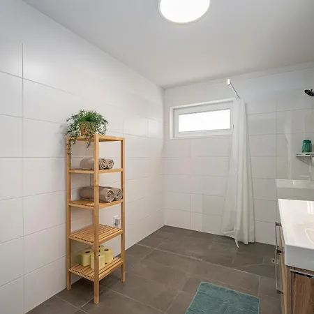 Moderner In Seenaehe