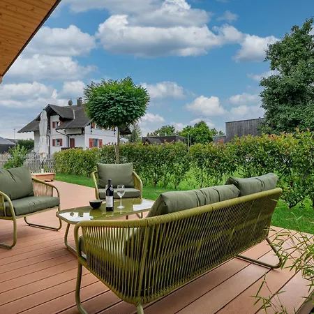 Moderner In Seenaehe Tatil Evi Hard