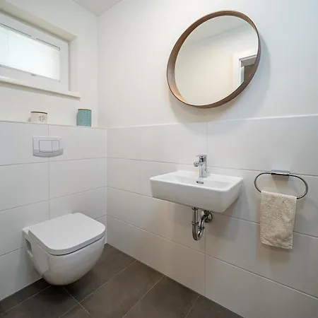 Moderner In Seenaehe * Hard