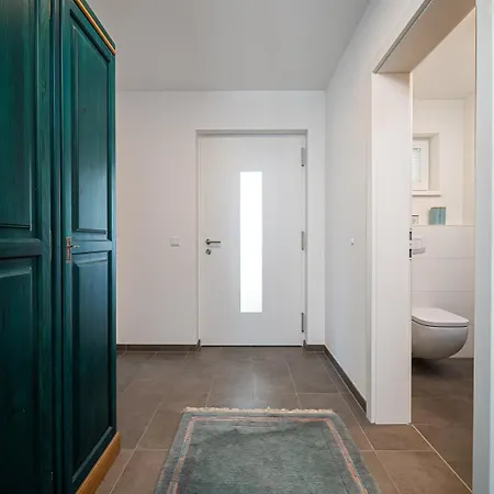 Moderner In Seenaehe * Hard